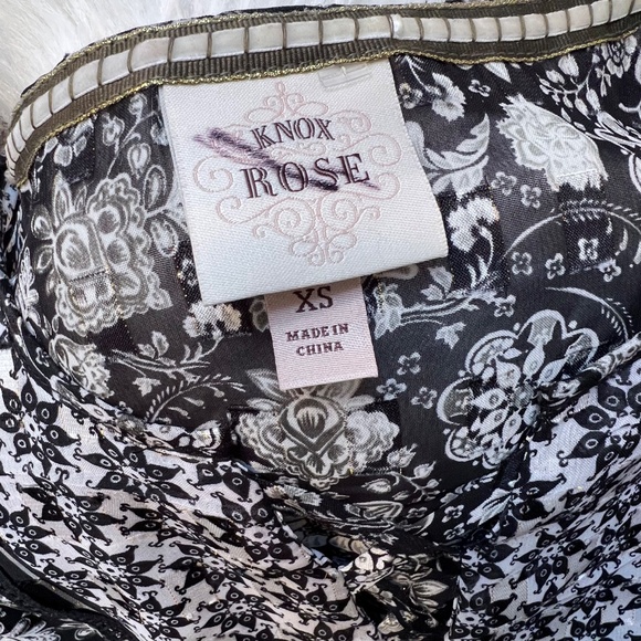 🔥2/$10 |•KNOX ROSE•| Floral Peasant Style Top Size XS - Picture 10 of 12